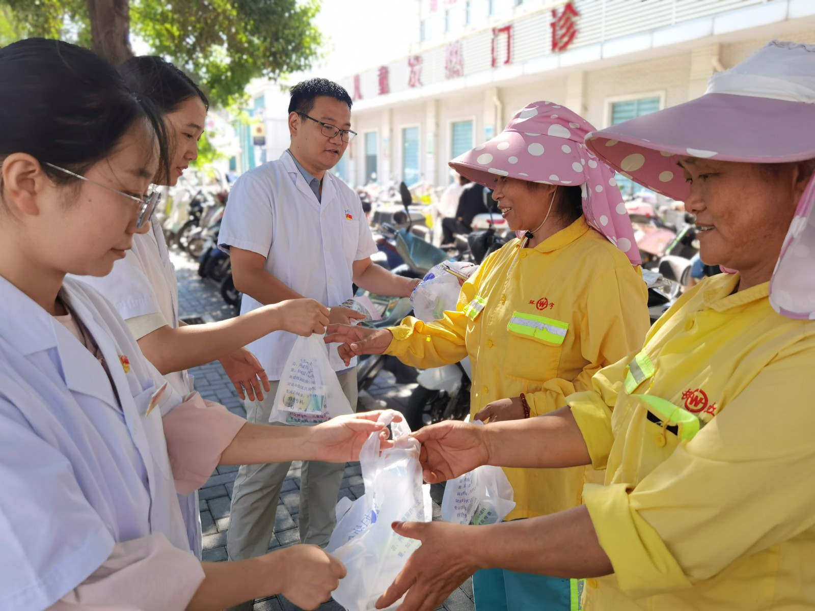 “夏日炎炎送清凉 高温慰问沁人心”——市妇幼保健院党员开展夏日送清凉活动