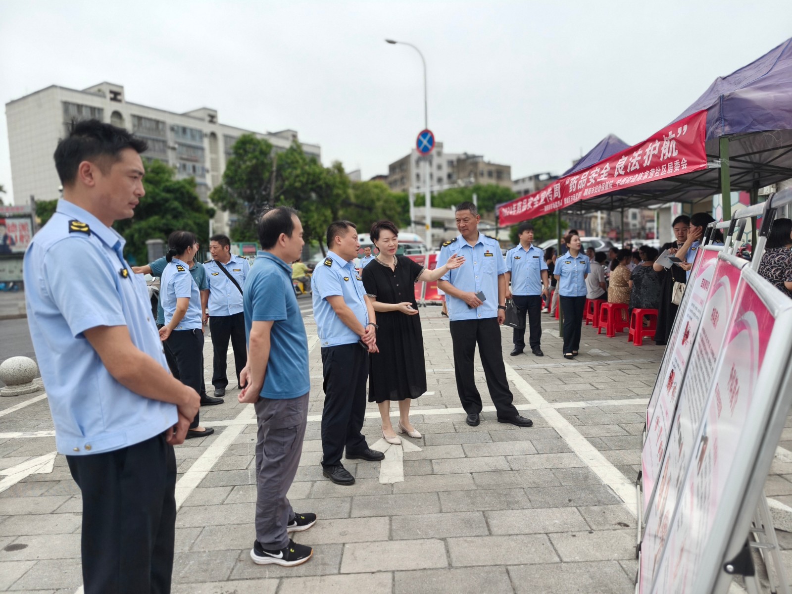 市妇幼保健院与多部门联动举办全国药品安全宣传周义诊活动